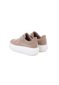 Helle beigefarbene Wildledersneakers mit einer strukturierten weißen Gummisohle, ausgestattet mit weißen Schnürsenkeln und einer abgerundeten Form. Die Rückansicht zeigt eine leichte Absatzhöhe.