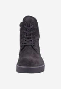 Černé semišové kotníkové boty se šněrováním vpředu, kulatou špičkou a silnou gumovou podrážkou. Boční zip pro snadné obouvání. Hladká textura a jednoduchý design.