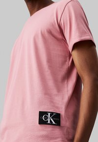 Calvin Klein Jeans BADGE TURN UP SLEEVE - Camiseta básica - rose dusk