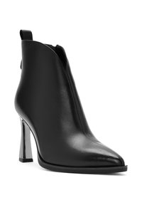 Bottine en cuir noir avec bout pointu et talon bloc haut brillant, avec une languette à l'arrière.
