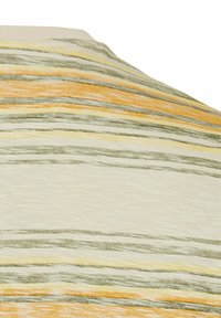 Gestreepte stof met horizontale lijnen in tinten groen, oranje en beige. Zachte textuur met een lichte glans, met subtiele variaties.