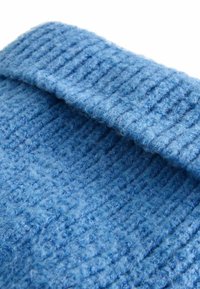 Gebreide blauwe beanie met een geribbeld patroon. Gemaakt van zachte garen, met een omgeslagen randontwerp voor extra warmte en comfort.