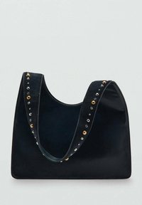 Czarna torba na ramię zamszowa z szerokim paskiem ozdobionym metalowymi ćwiekami w złotym, srebrnym i brązowym odcieniu wzdłuż górnej krawędzi i uchwytu.