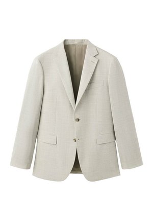 Blazer beige claro para hombre con dos botones, solapas con muesca, bolsillos con solapa y un bolsillo con ribete en el pecho, mostrado sobre un fondo blanco.