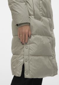 Vero Moda VMERICAHOLLY LONG JACKET Daunenmantel laurel oak
