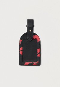 Etichetta da viaggio in pelle con texture nera e motivo astratto rosso; presenta un inserto rettangolare per le informazioni e un anello per il fissaggio.