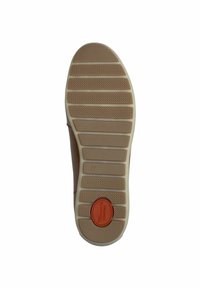 Schuhsohle aus Gummi mit strukturiertem Oberfläche und gemusterten Rillen. Die Farbe ist hellbeige mit einem runden roten Akzent, der mit "Komfort" beschriftet ist. Größe 37.