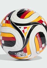 Nogometna lopta s crnim, crvenim i žutim zavojima, uzorcima njemačke zastave te logotipima "TRIONDA" i Njemačkog nogometnog saveza.