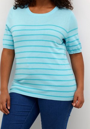 Jasnoniebieski krótki dzianinowy top z cienkimi poziomymi paskami w różnych odcieniach niebieskiego. Okrągły dekolt i luźny krój. W połączeniu z ciemnymi jeansami.