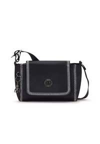 Černá crossbody taška vyrobená z odolné tkaniny, s kontrastním bílým prošíváním, víkem na zapínání a dekorativním přívěskem připevněným na zipu.