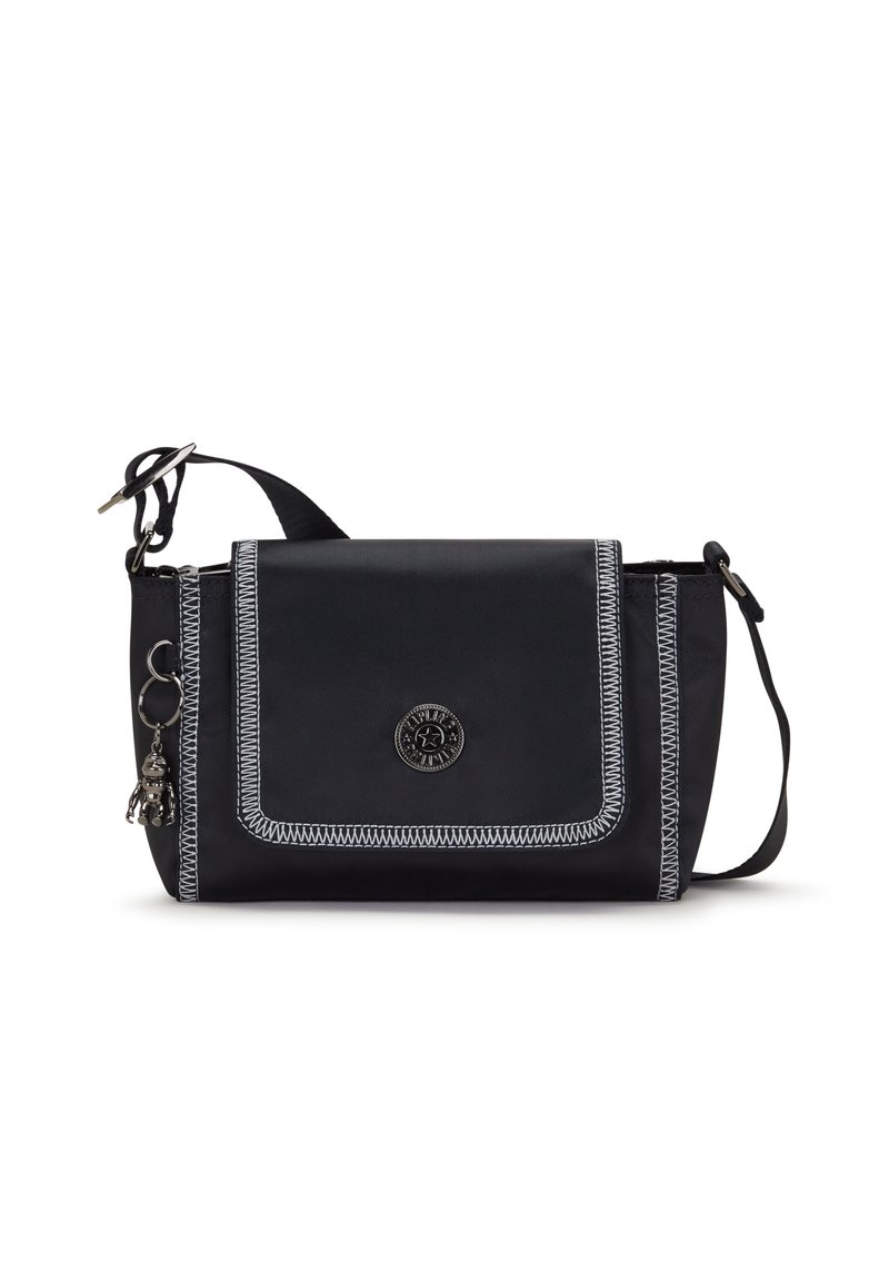 Černá crossbody taška vyrobená z odolné tkaniny, s kontrastním bílým prošíváním, víkem na zapínání a dekorativním přívěskem připevněným na zipu.