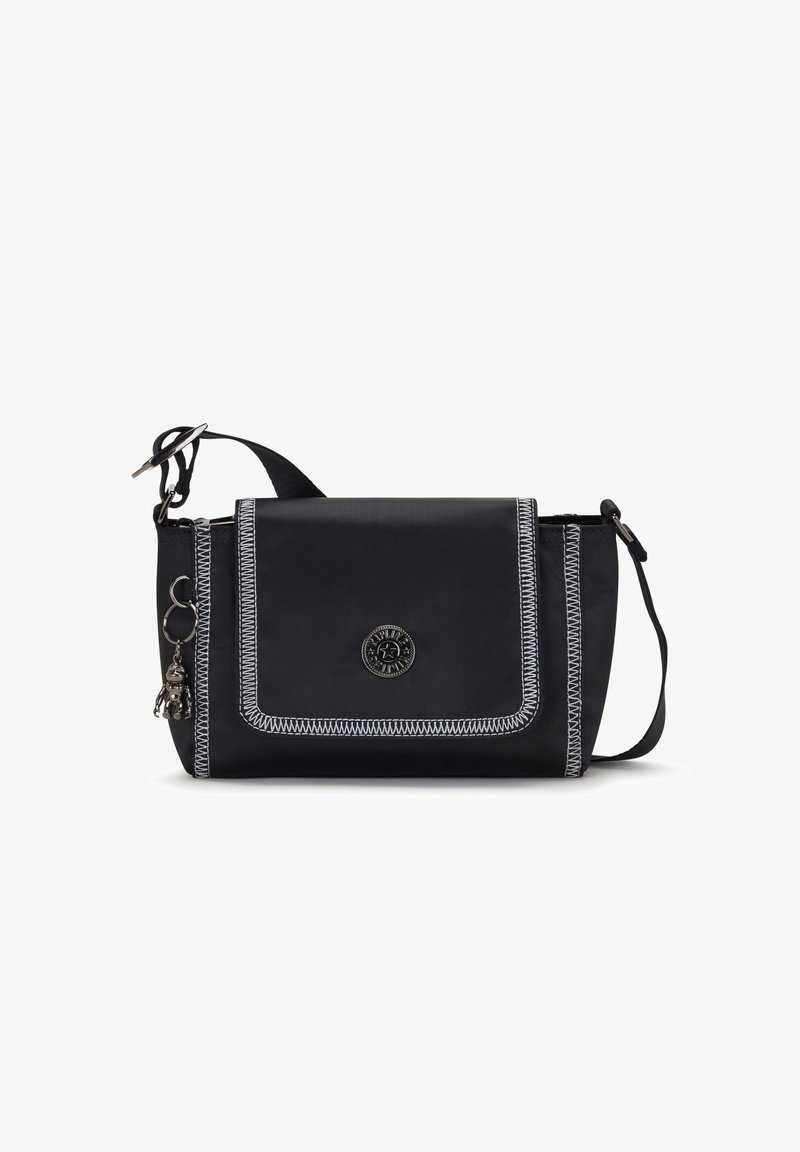 Borsa a tracolla nera realizzata in tessuto resistente, con cuciture bianche a contrasto, chiusura a patta e un charm decorativo attaccato alla zip.