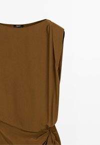 Braunes ärmelloses Kleid mit rundem Ausschnitt, gerafftem Detail an der Taille und schräger Schulternaht, vor weißem Hintergrund dargestellt.