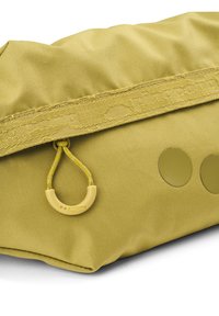 Gelber Stoffbeutel mit einer strukturierten oberen Klappe, einem dekorativen gewebten Band, zwei runden Akzenten und einer Schlaufe mit einem Kordelzug.