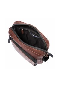 Bruine leren pouch met een ritssluiting, met een gestructureerde afwerking en een donker stoffen voering. Inclusief binnenvak en merklabel.