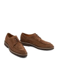 Braune Wildlederschuhe mit abgerundeter Zehe, dezenten Nähten, Schnürdesign und einer Gummisohle mit strukturiertem Grip-Muster.