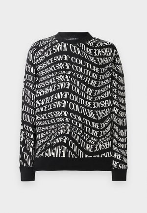 Sort sweatshirt med et gentaget tekstmønster i hvid, med variationer af "VERSACE" og "JEANS COUTURE." Ribbet halsudskæring og manchetter.