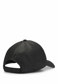 Sort baseballcap lavet af vævet stof, med en buet skygge, knap på toppen og justerbar rem bagpå.