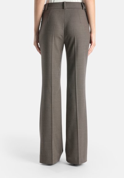 Brūni piegriezti bikses ar taisna kāju dizainu, kurām ir smalka tekstūra, gluda virsma un sakārtotas krokas gar priekšpusi.