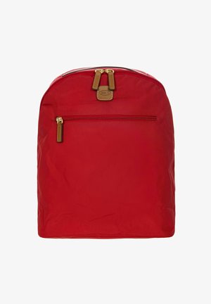 Roter Rucksack mit vorderer Reißverschlusstasche, goldfarbenen Reißverschlüssen und braunen Lederreißverschlusslaschen sowie einem Logopatch oben in der Mitte.