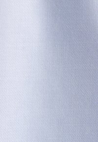 Tessuto di un blu chiaro testurizzato con un sottile motivo geometrico, caratterizzato da una finitura liscia e un aspetto morbido. Adatto per abbigliamento o rivestimenti.