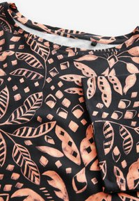BOXY SLASH NECK SHORT SLEEVE - T-shirt med print - black tan