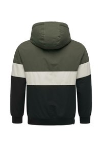 Giacca color-block con sezioni in verde oliva, bianco e nero, dotata di cappuccio, polsini elastici e una texture di tessuto liscia.