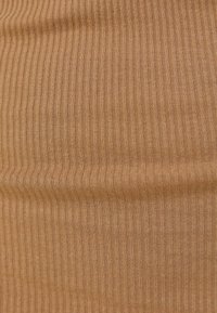 Tessuto a coste di colore marrone caldo, caratterizzato da strette righe verticali e una consistenza morbida, adatto per applicazioni di abbigliamento o tappezzeria.