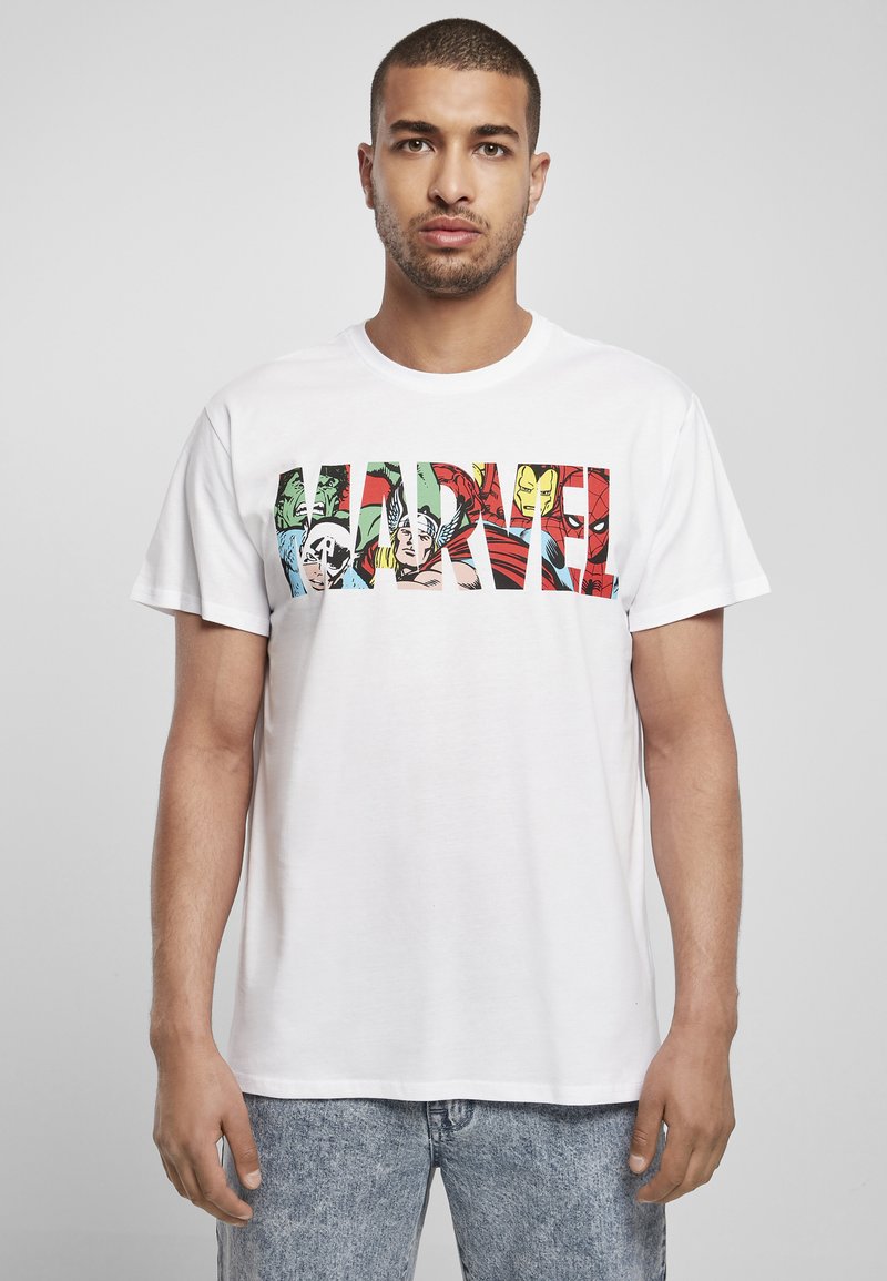 Hvid bomulds t-shirt med et farverigt "MARVEL" grafik, der viser tegneseriefigurer, korte ærmer og rund halsudskæring.