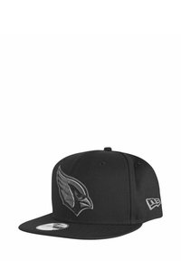 Casquette de baseball noire avec un logo d'oiseau gris brodé en relief sur le devant et une visière plate. Elle est fabriquée dans un tissu texturé et comporte un accent de marque sur le côté.