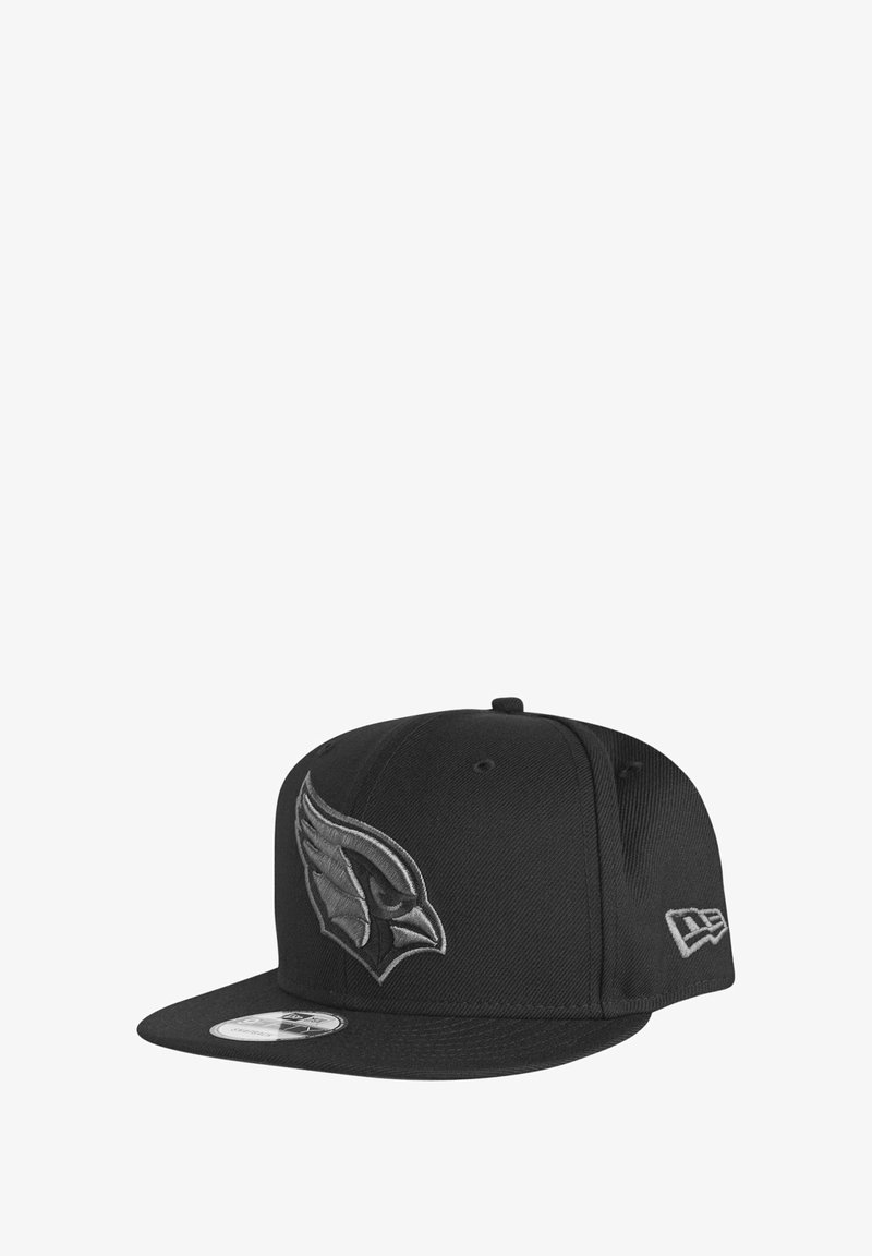 Casquette de baseball noire avec un logo d'oiseau gris brodé en relief sur le devant et une visière plate. Elle est fabriquée dans un tissu texturé et comporte un accent de marque sur le côté.