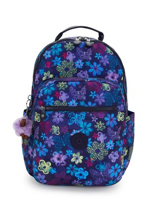 Sac à dos bleu marine avec motif floral multicolore, poche zippée frontale, poignée supérieure et un petit porte-clés singe en peluche violet attaché.