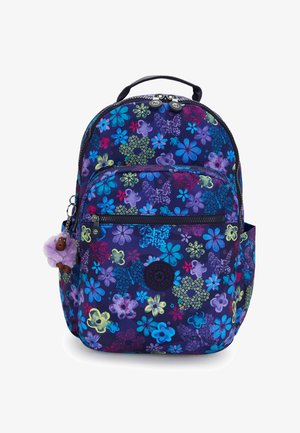 Sac à dos bleu marine avec motif floral multicolore, poche zippée frontale, poignée supérieure et un petit porte-clés singe en peluche violet attaché.