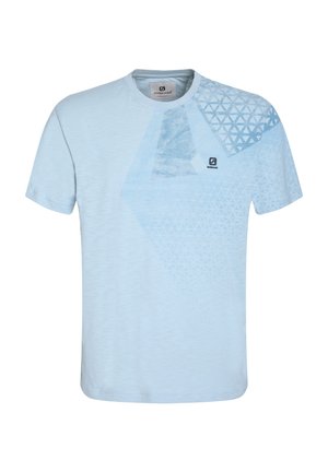 Camiseta de manga corta azul claro con patrones geométricos abstractos en tonos más oscuros, con un logo en el lado inferior izquierdo. Textura suave.