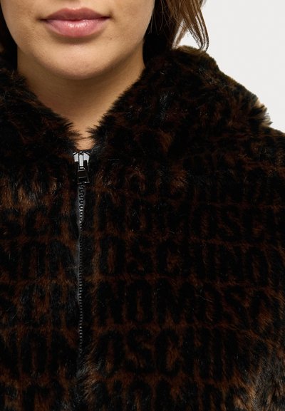 Smeđi lažni krzneni sako s uzorkom leopard, s visokim ovratnikom, zatvaranjem na zatvarač i mekom teksturom. Ukrašen tamnim natpisom.