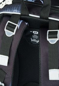 Czarna siatka wewnętrzna z ergonomicznym designem, regulowanymi paskami i etykietą z napisem "SYSTEM ERGO ANATOMIC AIR" w białym kolorze.