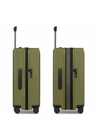 Maleta rígida en verde oliva con superficie texturizada, doble cremallera, asa lateral, asa de trolley retráctil y cuatro ruedas.