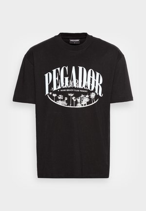 Czarny T-shirt z krótkim rękawem z białym napisem "PEGADOR" oraz grafiką palm nad napisem "Miami Beach Club Resort" na środku przodu.