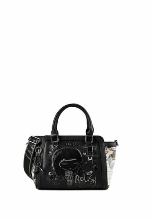 Borsa nera con due manici e pannello laterale decorato, con illustrazione di una ragazza, borchie argentate e la parola "Relish" sul davanti.