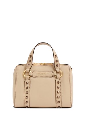 Borsa a mano in pelle beige con doppi manici, borchie dorate lungo le cinghie, anelli dorati che collegano i manici e chiusura con cerniera sulla parte superiore.