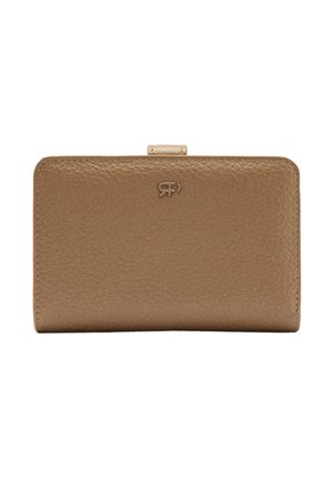 Brązowy portfel ze skóry o fakturze, z zaokrąglonymi narożnikami, małą zakładką na górze pośrodku oraz subtelnym metalicznym logo blisko górnej krawędzi.