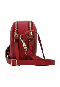 Borsa a tracolla rossa in pelle con finitura texture, due scomparti con zip, dettagli in acciaio dorato e tracolla regolabile.