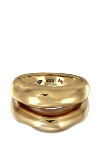 Bague triple plaquée or avec des formes lisses et arrondies, et une finition polie. L'anneau intérieur gravé affiche "925" et "Ag."