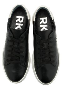 Baskets en cuir noir à texture lisse, semelles en caoutchouc blanc et lacets plats noirs. Présentent les initiales « RK » en impression métallique sur la semelle intérieure.