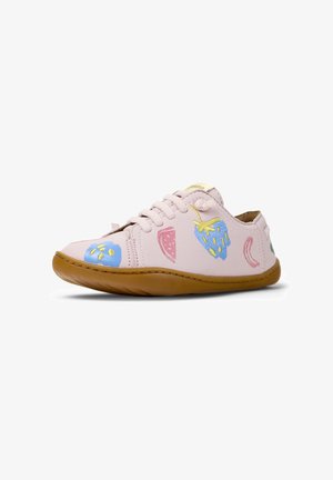 Chaussure en cuir rose avec motifs de fruits (fraise, banane) en bleu, jaune et rouge ; dotée d'une semelle en caoutchouc beige et d'une fermeture à lacets.