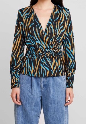 Blouse noire à manches longues enroulée, ornée d'un imprimé zèbre coloré en bleu et doré, avec une taille cintrée et un tissu texturé.