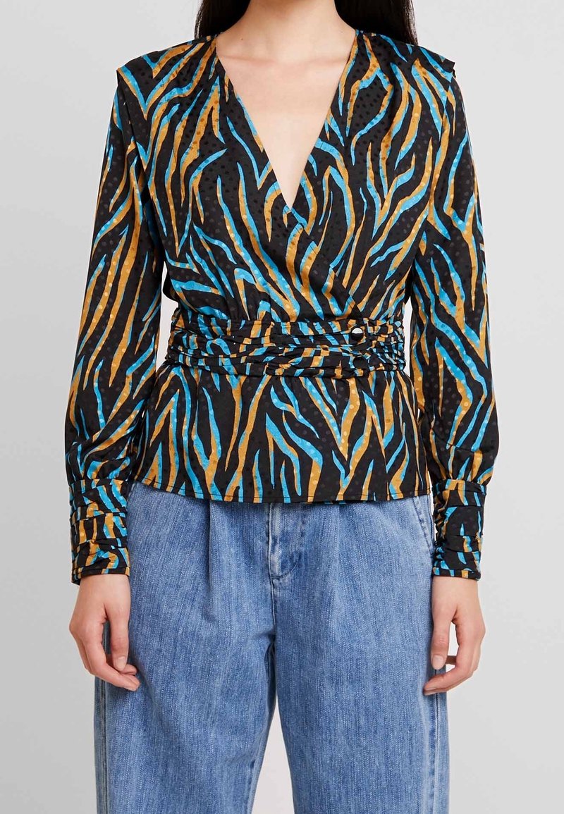 Blusa nera a maniche lunghe con avvolgente caratterizzata da una stampa di zebre colorata in blu e oro, con vita aderente e tessuto testurizzato.