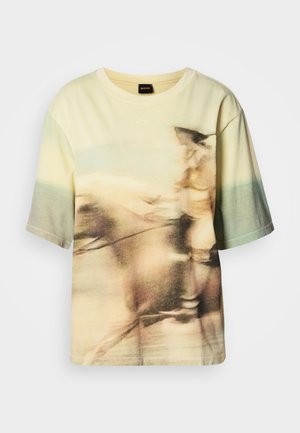 Kortermet t-skjorte i myk bomull med et uskarpt hesteinspirert grafikk i pastellgule og grønne toner, med rund hals.
