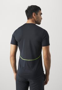 Under Armour CHALLENGER PRO - Camiseta deportiva - black/high-vis yellow