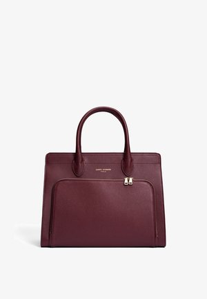 Bordeaux leren handtas met twee handvatten, een met rits afsluitbaar voorvak, gestructureerd oppervlak en accenten in goudkleurig hardware. Rectangulaire vorm.